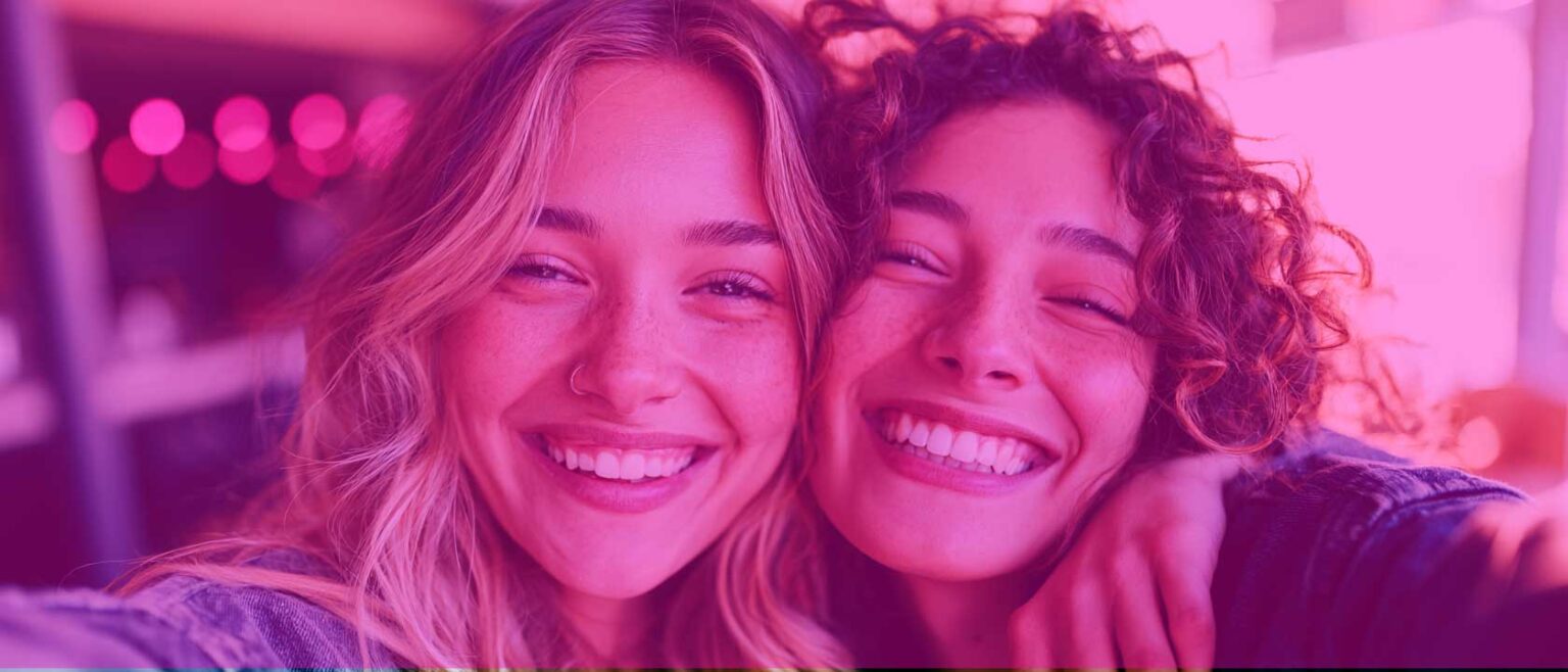 Aktion Sonnenstudio Mitglied wirbt Mitglied: Zwei Freundinnen mach en Selfie